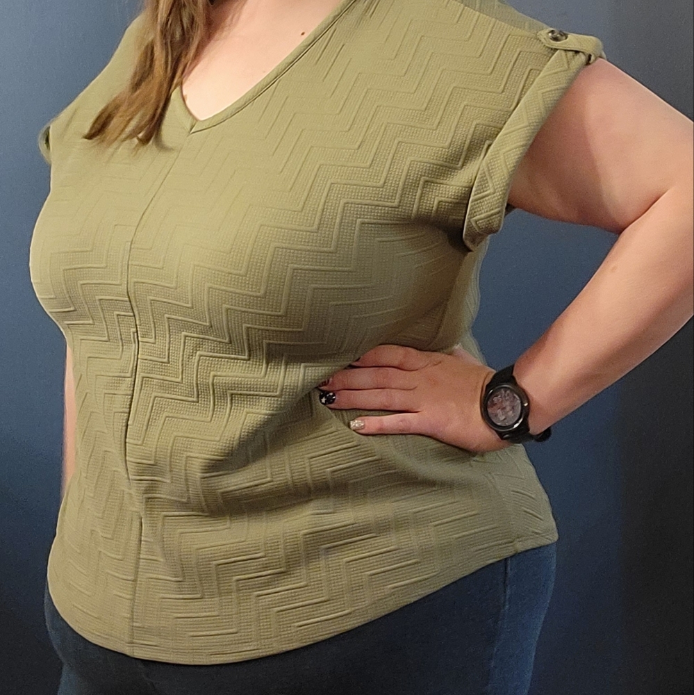 1x green short sleeve dress shirt